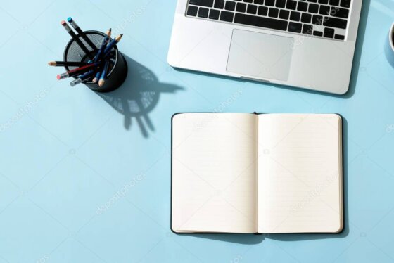 Schlichter Arbeitsplatz mit Notizbuch für Konzeptplanung